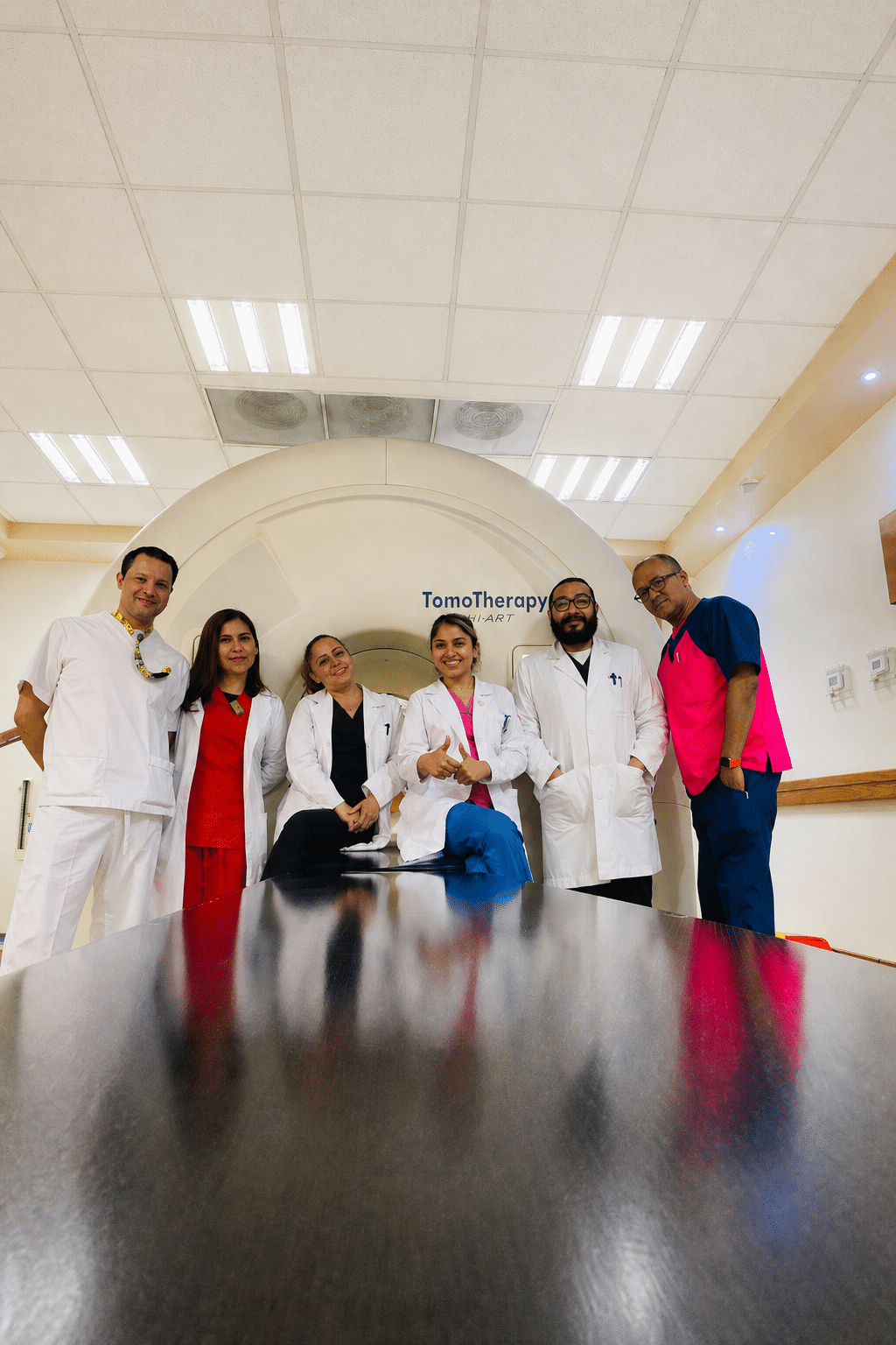 Médica radióloga en consultorio, especialista en radioterapia en CDMX, brindando atención personalizada a pacientes oncológicos.